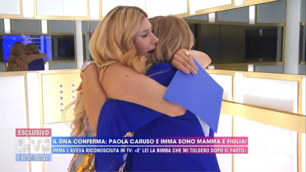 paola caruso e la mamma imma mentre si abbracciano