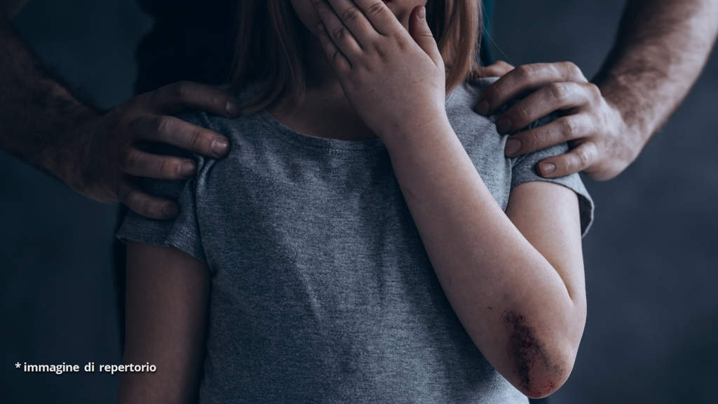 uomo con la mano sulla spalla di una bimba