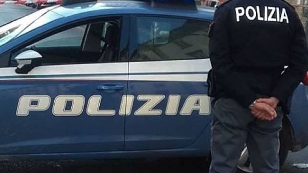 polizia segregato in casa da baby gang