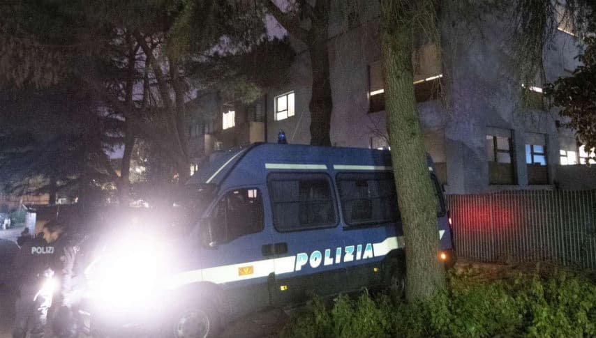 polizia durante la protesta rom