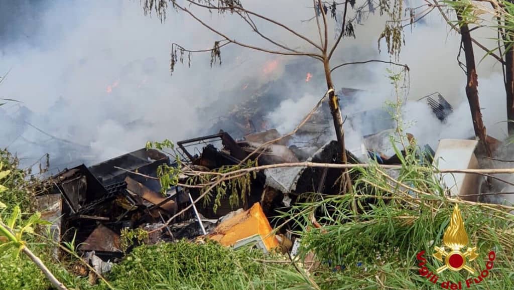fiamme nella discarica a roma