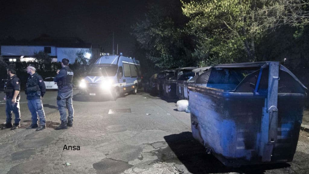 cassonetti bruciati durante protesta contro i roma a roma