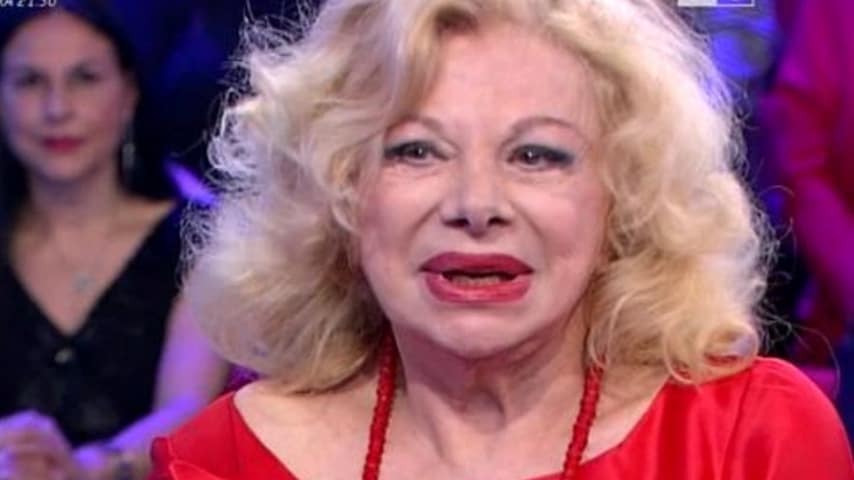 primo piano di sandra milo vestita di rosso