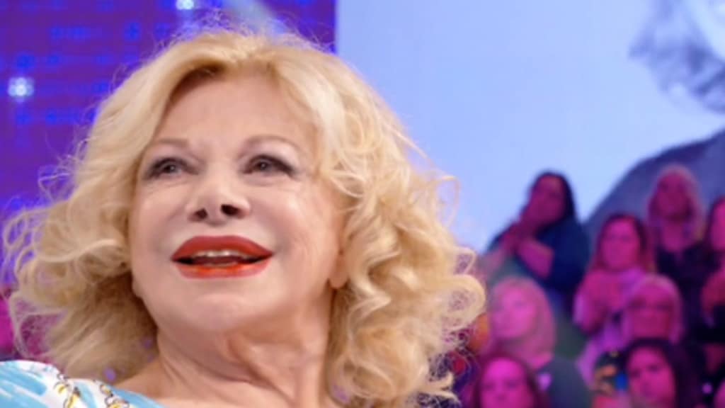 Sandra Milo sorridente a Verissimoa