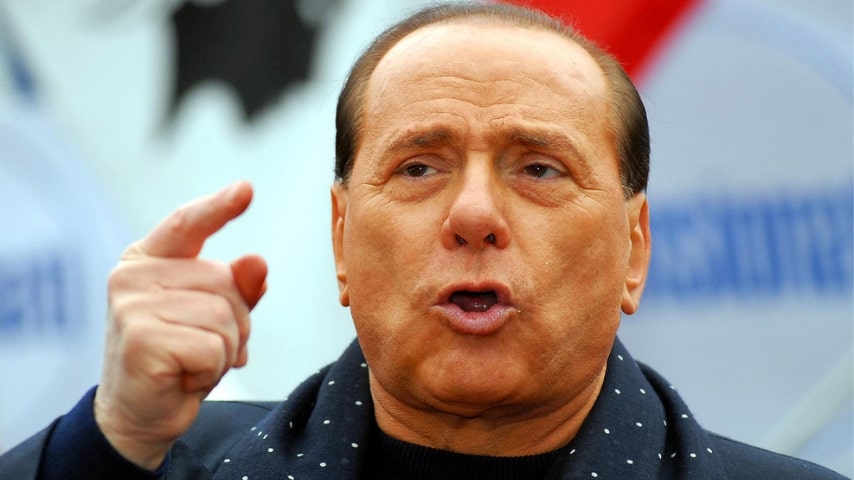 silvio berlusconi con il dito puntato