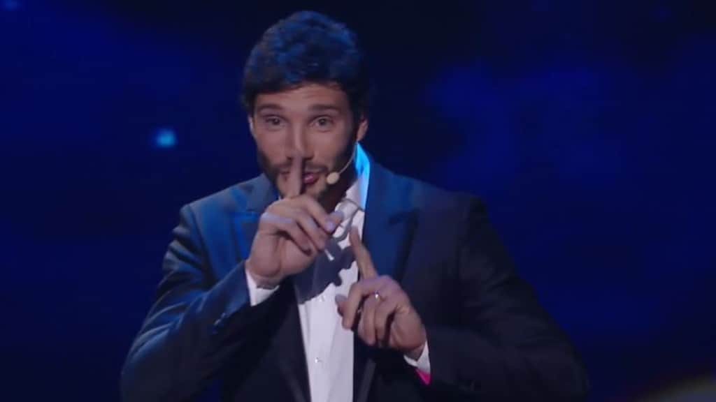 Stefano De Martino con la fede al dito a Made in Sud