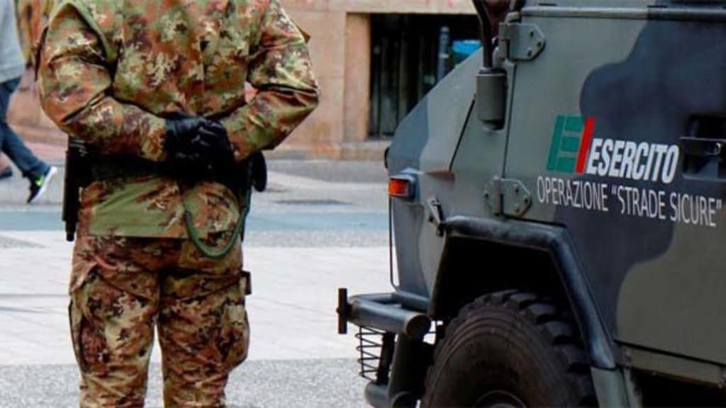 militare di spalle con mani congiunte sulla schiena