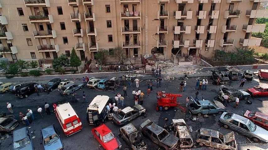 fotografia scattata dall'alto di un palazzo frontale alla dimora del magistrato borsellino poco dopo l'attentato in via d'amelio nel 1992