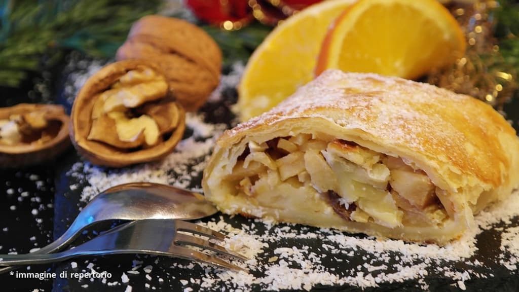 strudel di mele in piatto