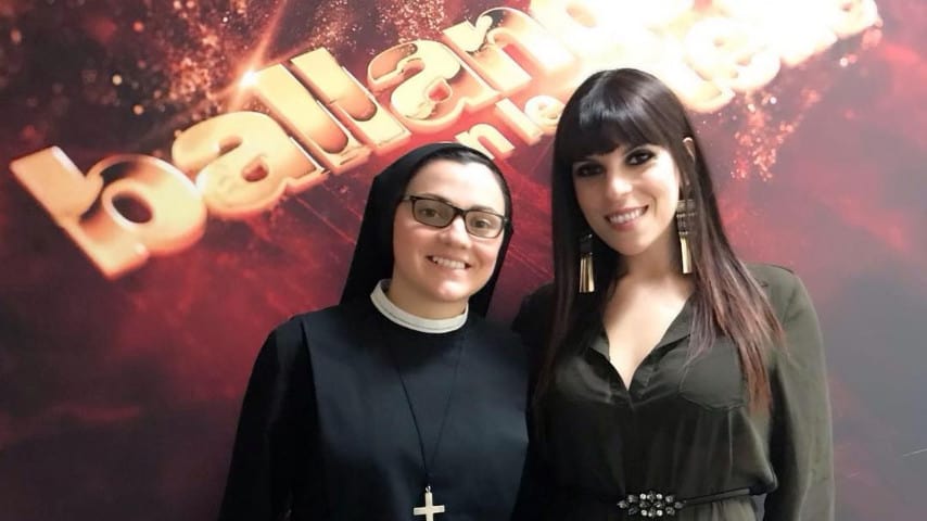 Suor Cristina in posa nel backstage di "Ballando con le Stelle 19", alla cui edizione sta prendendo parte 