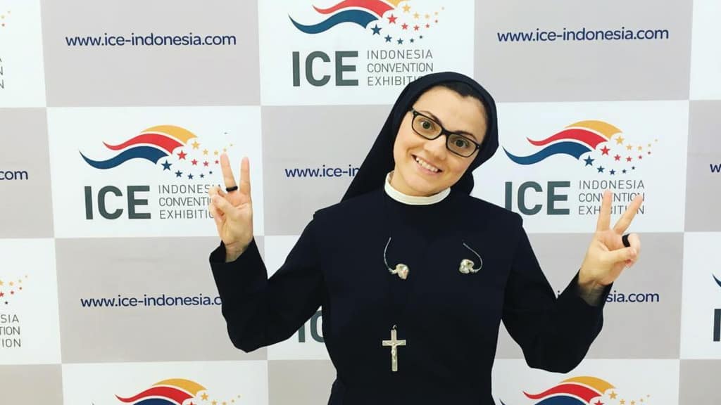 Suor Cristina in posa durante un concerto benefico in Indonesia