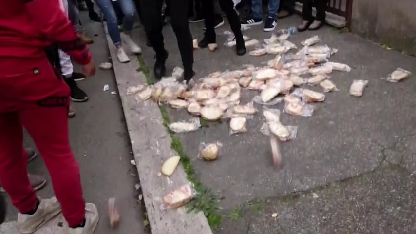 Il pane calpestato durante le proteste. Foto: Twitter