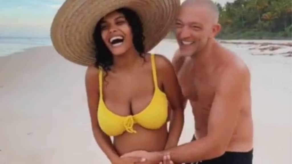 vincent cassel e tina kunakey in spiaggia con la mano sulla pancia