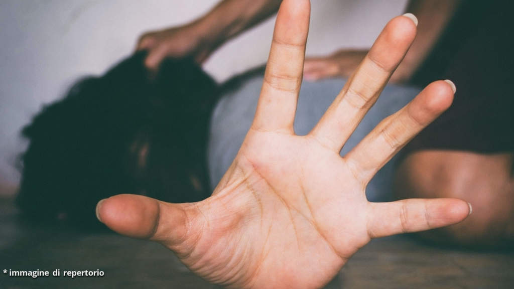 Giovane donna vittima di violenza