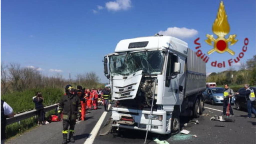 camion incidentato in un'autostrada