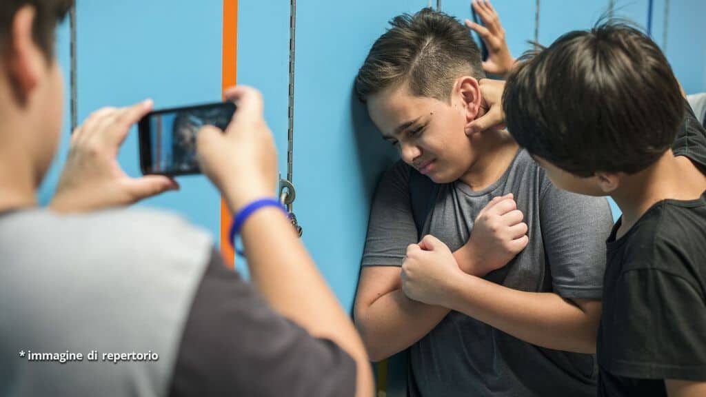 ragazzo vittima di bullissmo a scuola