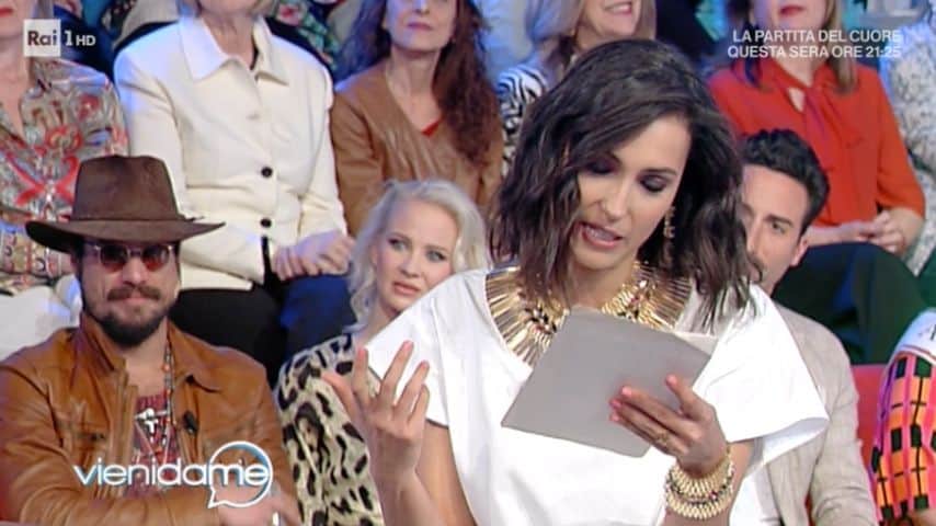 Caterina Balivo ha letto una letterina che l'attrice aveva scritto per la madre quando era piccola. Immagine: Puntata Vieni da me