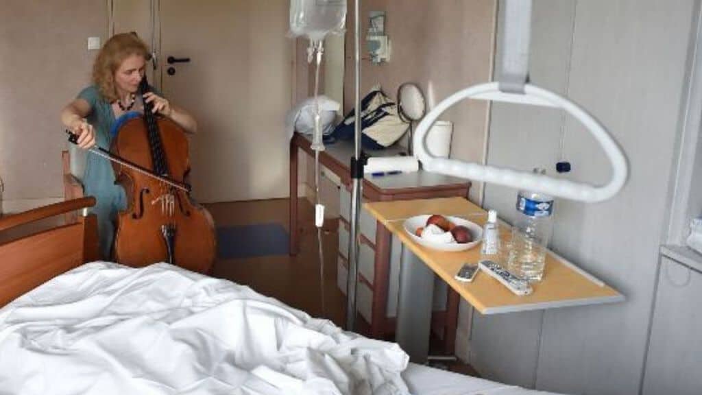 La giovane violoncellista che suona per i malati terminali