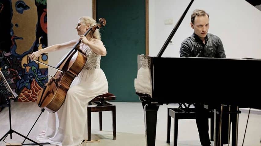 Claire Oppert mentre si esibisce con Roustem Saïtkoulov. Immagine: Musique En Polynésie/Facebook