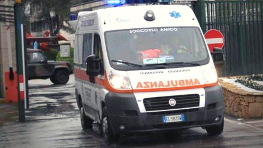 ambulanza in strada