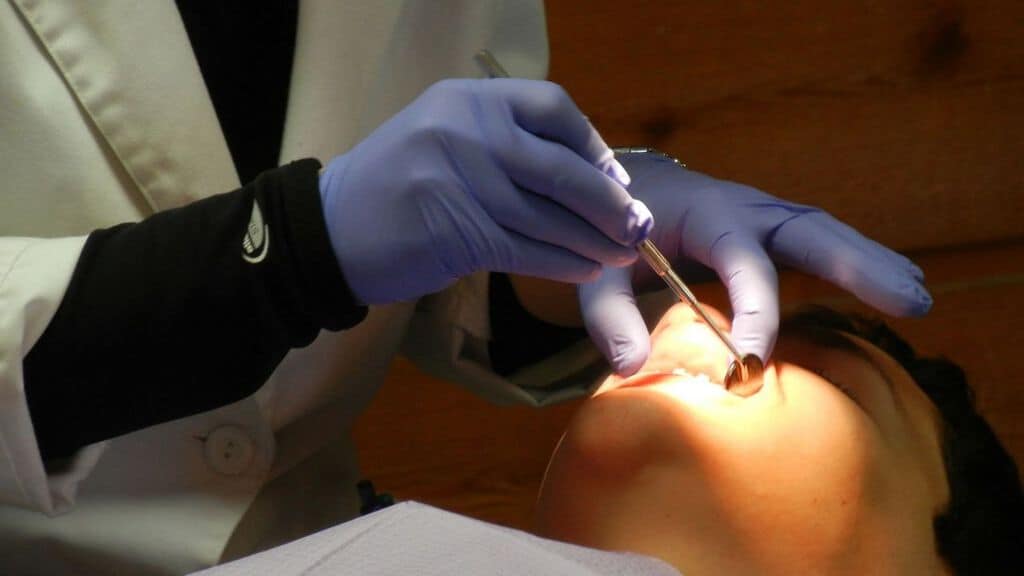 igienista dentale durante una visita
