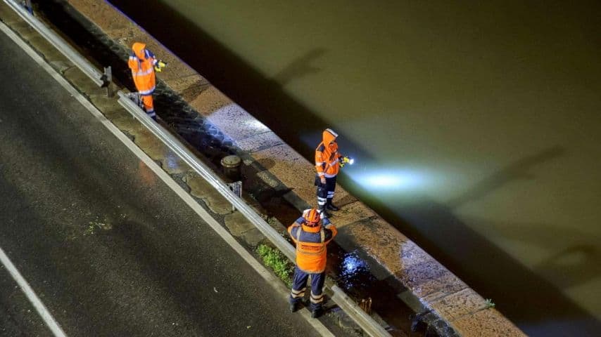 Le ricerche dei dispersi sono in corso da ieri sera. Immagine: Ansa