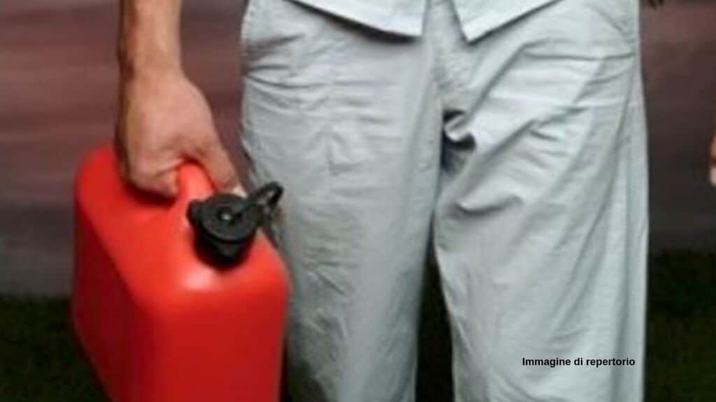 L'ex operaio ha minacciato di darsi fuoco, ma il sindaco gliel'ha impedito (Immagine di repertorio)