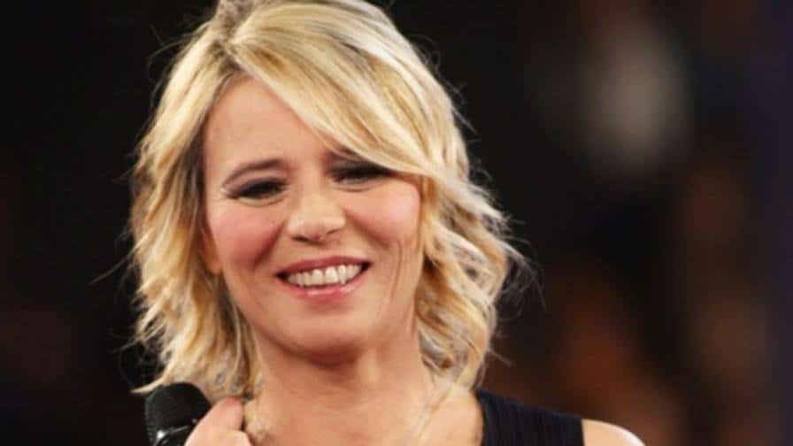 Maria de Filippi sorridente sul palco di Amici 18