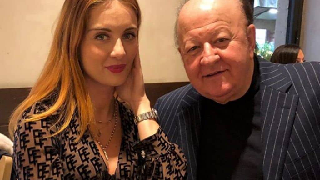 Massimo Boldi pizzicato con una ragazza di 41 anni piu giovane