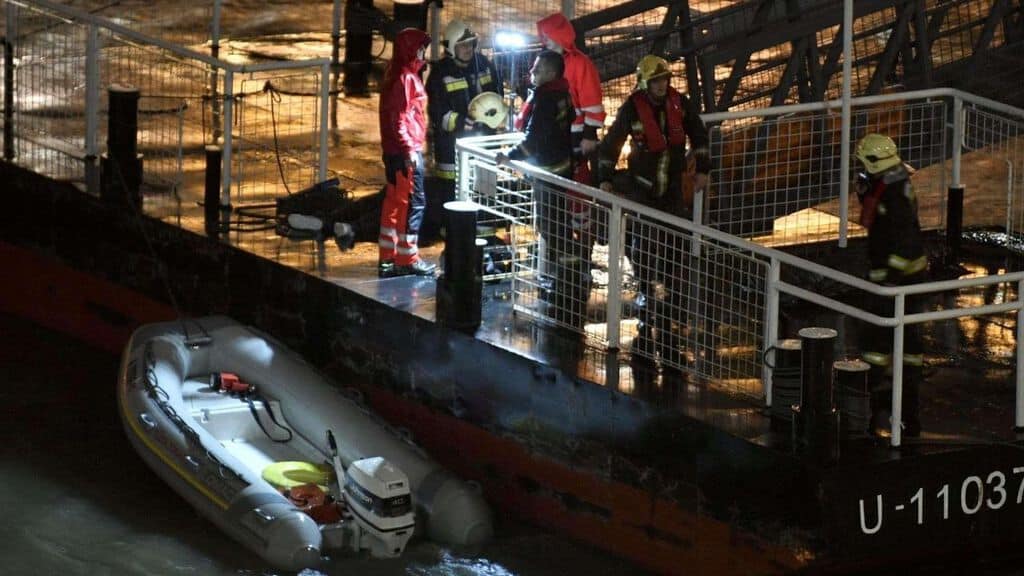 Budapest nave da crociera si rovescia nel Danubio, 7 morti e 20 dispersi