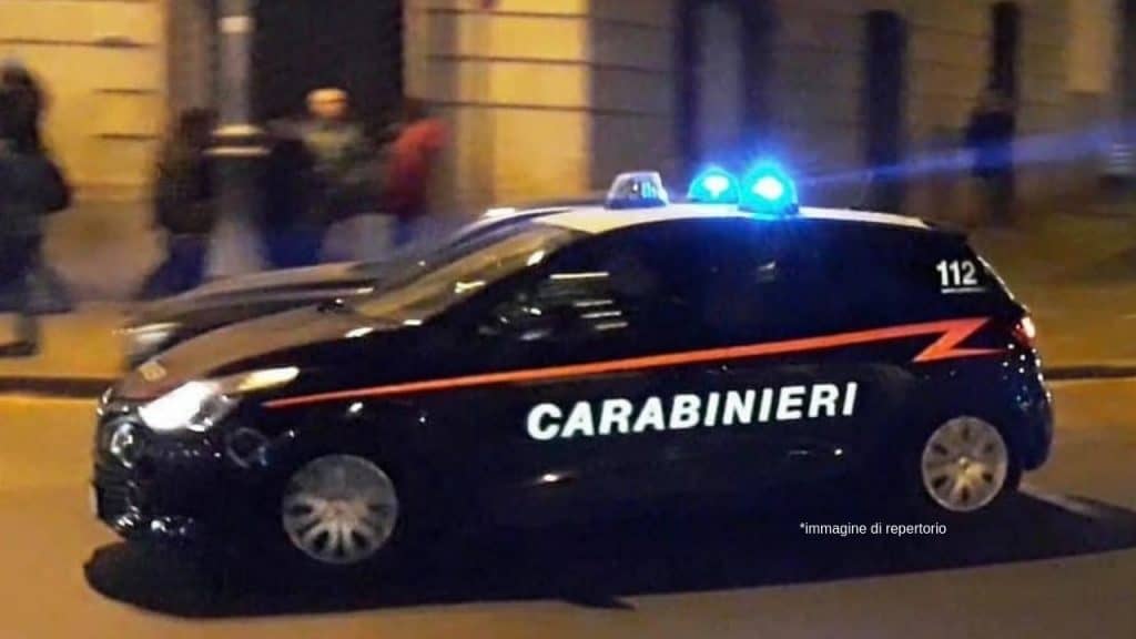 Picchia la moglie e fa cadere a terra il figlio trauma cranico per il neonato