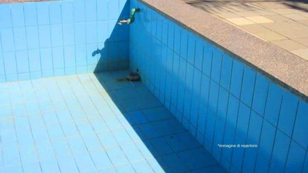 Piscina vuota. Immagine di repertorio