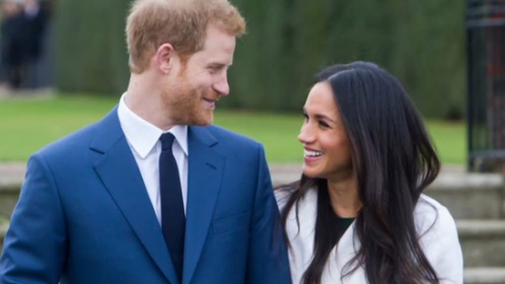 Principe Henry e Meghan Markle si guardano sorridenti