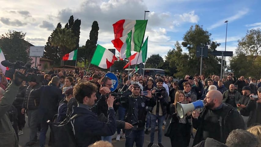 Proteste di CasaPound contro l'assegnazione di alloggi ai rom. Immagine: CasaPound Italia/Facebook