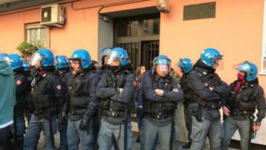 Roma, casa a famiglia rom continua la polemica con toni accesi