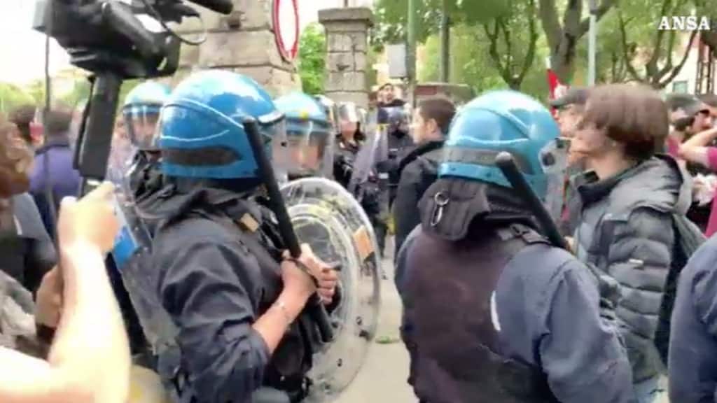 Scontri a Modena tra attivisti dei centri sociali e polizia al comizio di Salvini
