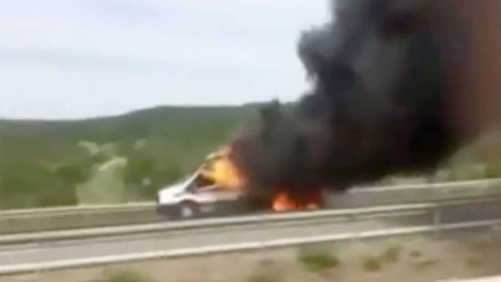 ambulanza in autostrada in fiamme