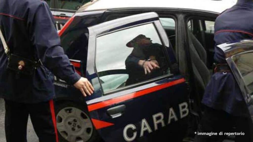 carabinieri che effettuano un arresto