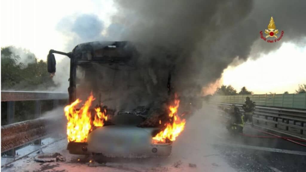 autobus in fiamme