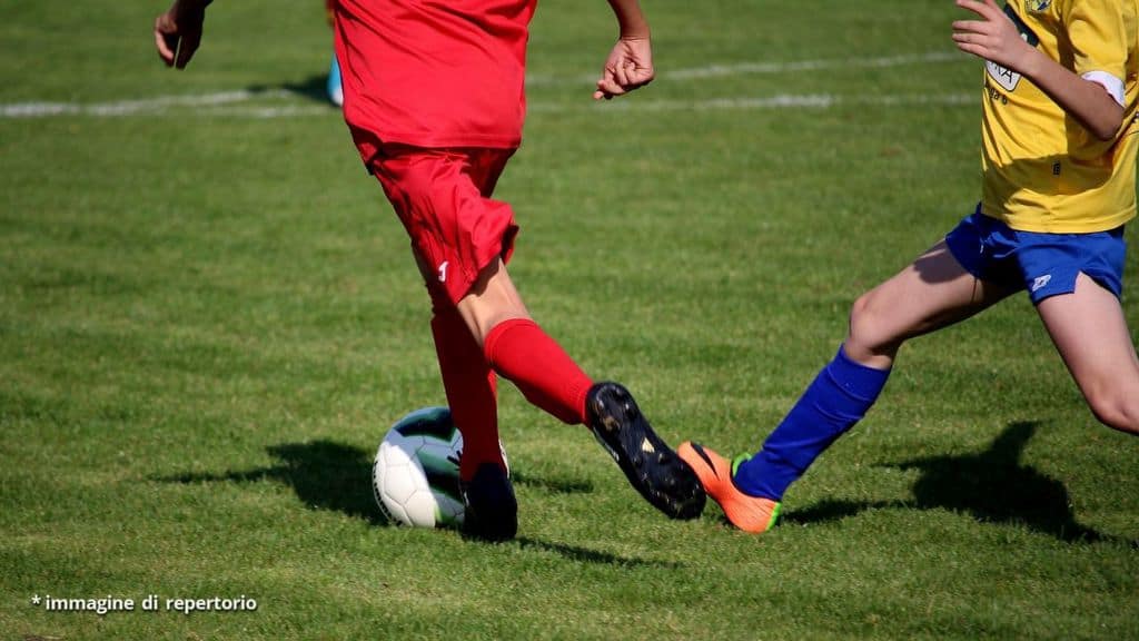 ragazzini che giocano a calcio