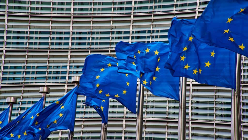 bandiere dell'europa che svolazzano