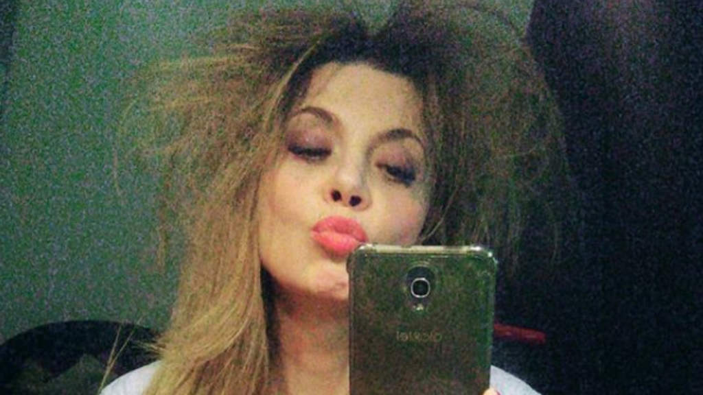 selfie allo specchio di benedicta boccoli con i capelli arruffati