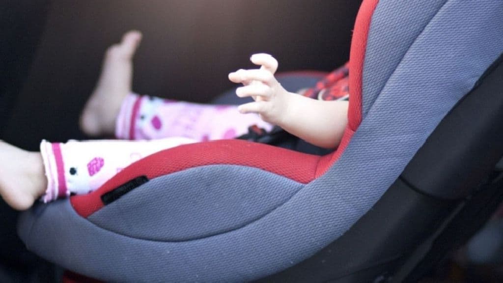 bimba nel seggiolone in auto