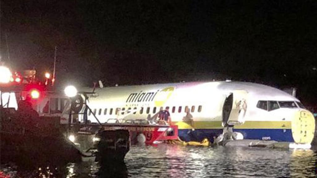 Boeing 737 fuori pista finisce nel fiume durante la tempesta