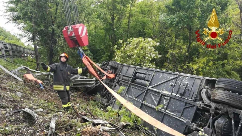 bus precipitato a siena e un vigile del fuoco