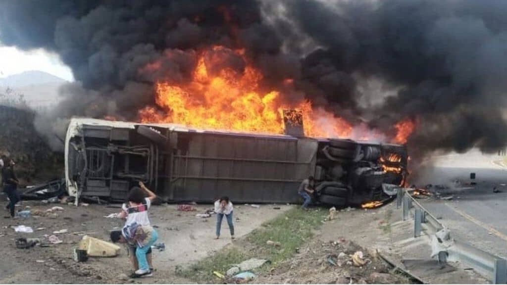 bus turisti incidente tir 23 morti 30 feriti