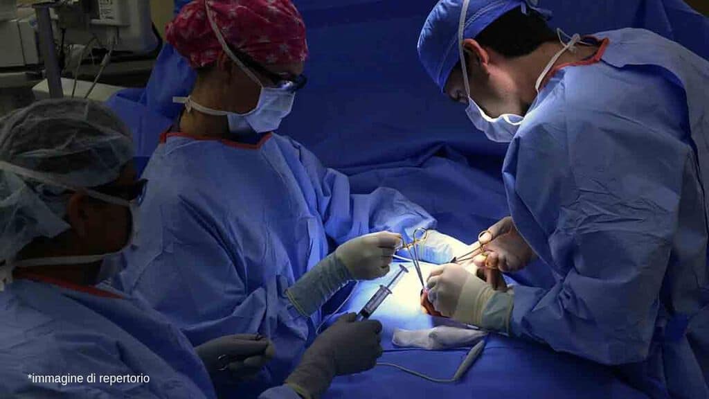 chirurghi mentre operano