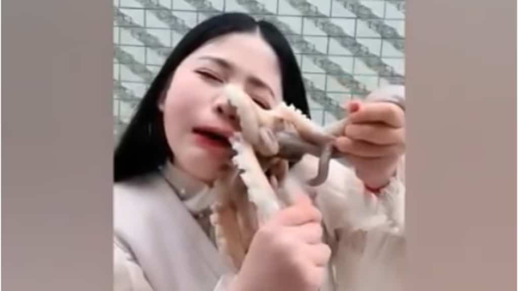 ragazza cinese mentre viene aggredita in viso da un polpo