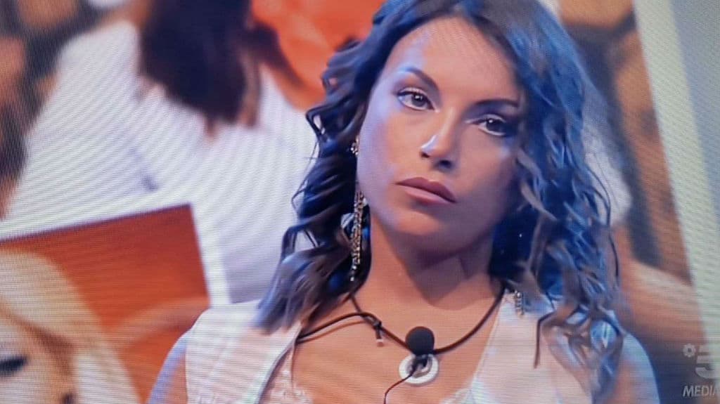 Francesca De André pronta per il confronto con il fidanzato e la presunta amante