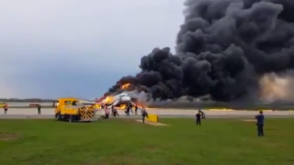 aero in fiamme sulla pista